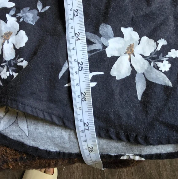 Hollister Floral Black Shirt Size M - Picture 6 of 6